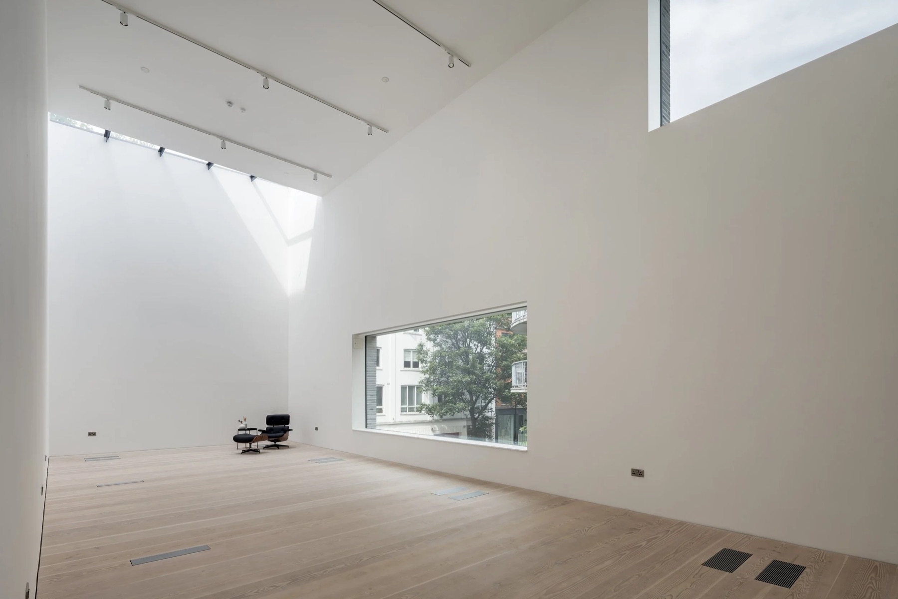 Lazer House, Interior